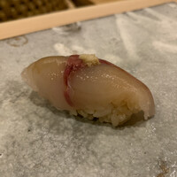 すし処 睦月 - 鯵は芽ねぎを付けたシャリ、生姜を乗せて。赤酢のシャリ。