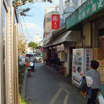 カウンター席の他、店内で食べることも出来ます。