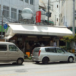 店の前にちょこっと車を停めて食べる人も多いようです。