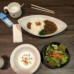 焼肉 ほむら家 - お子様キーマカレーセット。飲み物とスープとサラダ付き。