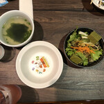 焼肉 ほむら家 - サラダの緑のえごの様なものは一体…？えごでも豆腐でもなかった…