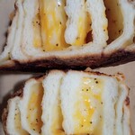 Patisserie RUE DES BRIQUES - チーズ・バターブレッド（温め直し前）