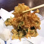 鮪 やきとり須田 - 桜えびのかき揚げ900円。ちょっと不格好なかき揚げが2枚。でもお味のほうは桜えびがたっぷりで季節を堪能できました