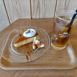 フォーク フォーク コーヒー - プリンといちじくのブリュレと緑茶&ミントティー