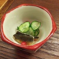 赤坂とゝや魚新 - 定食前の小鉢。風干しにした鮎とキュウリの酢の物。