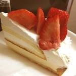 スミィーツカフェ - あまぁーいあまぁーい♪あまおうのショートケーキ♪
            
            ホワイトデーなのでもらいますた♪
            今夜の夕飯( ´ ▽ ` )ﾉ