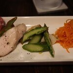 洋風酒場Toy - 「おまかせ盛」、鶏ハム、アスパラ、ベビー帆立、人参ラペ(2022年6月)