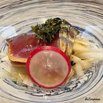 日本料理 旬菜和田 - 藁焼きの鰹 行者大蒜の溜まり漬と新玉葱ともに