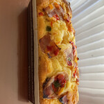 ヒルトンショップ - 料理写真:ベーコン&パプリカのコーンブレッド…
見た目も美味そう…