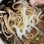 熊本らーめん 育元 滑川本店 - 「熊本ラーメン」（700円）の麺アップ