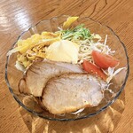 手作りの洋食屋さん 里 - 焼き豚冷麺税込８８０円、ボリュームたっぷり。