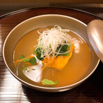 よし町 - ②お椀（ホウボウ、椎茸、つるむらさき、人参、白髪葱）