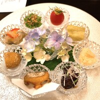 よし町 - ①前菜(鮑唐揚・鱧子塩辛・翡翠茄子・豚黒酢煮・万願寺じゃこ・小鯵南蛮漬・宝石トマト・新じゃが香味揚げ）