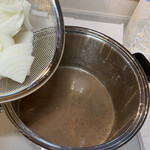 ツルヤ - 肉を取り出しタマネギを焦がす。野菜を炒めてから、水と焼酎「イイチコ」投入。安い赤ワイン切らしてた