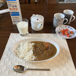 ツルヤ - 2日目のカレー。こっちのが美味しい。カレーには牛乳と決めている。決めているのに理由はない。あったとしても忘れてしまった。もしあるとすれば、、、んー、好きだから