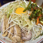 ラーメン二郎 - 小ぶた（980円）＋ネギ（100円）＋ニラキムチ（100円）＋汁なし（100円）、ニンニクコール