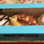 CINNABON - 小さな箱に入っています