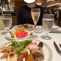 ロウリーズ・ザ・プライムリブ 恵比寿ガーデンプレイス店 - 1番奥の店内を見渡せる席。雰囲気良かったです