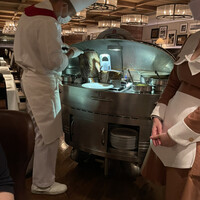 ロウリーズ・ザ・プライムリブ 恵比寿ガーデンプレイス店 - 席についてから30分後位でサービスしてくれます。この時にサイズを注文します