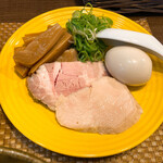 Menzu Nachuraru - 具材　卵とメンマは追加
