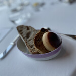 ピエール・ガニェール - 手前のプリンのような形のパンが好きです