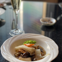 龍天門 - きぬがさ茸と特選キノコ入り野菜の煮込み（3名取り分け後）。