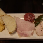 洋風酒場Toy - 「おまかせ盛り」自家製パン、卵のディップ、豚ハム、サラミ(2022年6月)