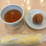 蓬莱本館 - 最後にお菓子とお茶とおしぼりがきました。