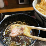 長寿饂飩　つるかめ - かしわ天（断面）