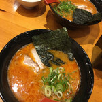 博多ラーメン 本丸亭 - 見た目一緒(笑)奥、辛味噌ラーメン。手前、とんこつ坦々麺