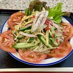 大興飯店 - トッピングの具は、もやし、細切りの胡瓜、薄焼き玉子、ハム、それに鶏肉と紅生姜など