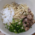 麺屋 よしすけ - 和え玉。310円なり
      味付けしてるからそのまま食べて、
      飽きたらラーメンにドボンしてねとのこと