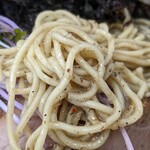 麺屋 よしすけ - 麺はこんな感じ
      煮干しが麺に付着しとる 
      低加水な麺。細めだけど食べ応えあり