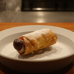 IZA - さくらんぼとリコッタチーズ、チョコレートのロールスイーツ