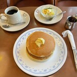 オンリー - ホットケーキとホットコーヒー。サラダはマスターのご厚意で