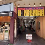 Edoya - お向かいは、昭和の市場といった香りがプンプン。通りは食べ歩きもできます。
