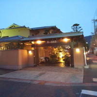 観山荘別館 - 外観は純和風のしっとり落ち着いた上品なオーラ。ｴﾝﾄﾗﾝｽには打ち水もしてるような料亭です。