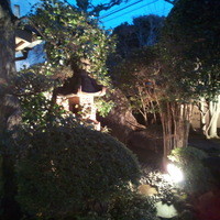観山荘別館 - 入口にも和風庭園の植木があります。