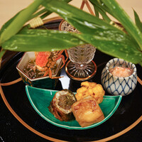 山玄茶 - 八寸：八幡巻、とうもろこし揚げ、チーズ、じゅんさい、沢蟹
