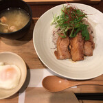 逸京茶寮 - 十五穀米と国産豚の角煮飯