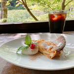 テラスカフェ・ツリーハウス - リンゴとパインのケーキ　アイスコーヒー