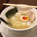 らーめん 鶏喰 - 塩ラーメン（麺半分＋味玉半分）