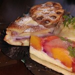 パイ ドール アンティーク - (上から時計回りに)クラシックアップルパイ、洋梨のタルトパイ、桃とベリーのタルトパイ、カスタードパイシュー、ブルーベリーチーズアップルパイ