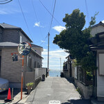 魚佐 - お店出てすぐの道で。このまま海に誘われて行きましたとさ。