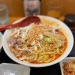 味噌麺処 花道庵 - フライドガーリック振りかける