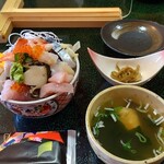 寿し処かきた - ランチメニューの海鮮丼にアワビ一切れサービス！