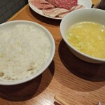 ビーフキッチン - ご飯&タマゴスープ。地味にどちらも旨い。