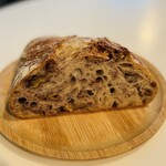 ブーランジェリー　ジン - くるみのパン1/4  400円