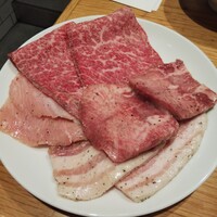 ビーフキッチン 渋谷店 - 塩の部。タン   豚カルビ   豚トロ   カメノコ。塩の部を焼き終るのを見てから、厨房にタレの部を用意するよに指示出してる兄ちゃんが イケメン（内面的に）過ぎる。