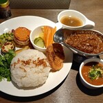 まだ名も無いカレー - 欧風ビーフにガスパチョカレー追加。